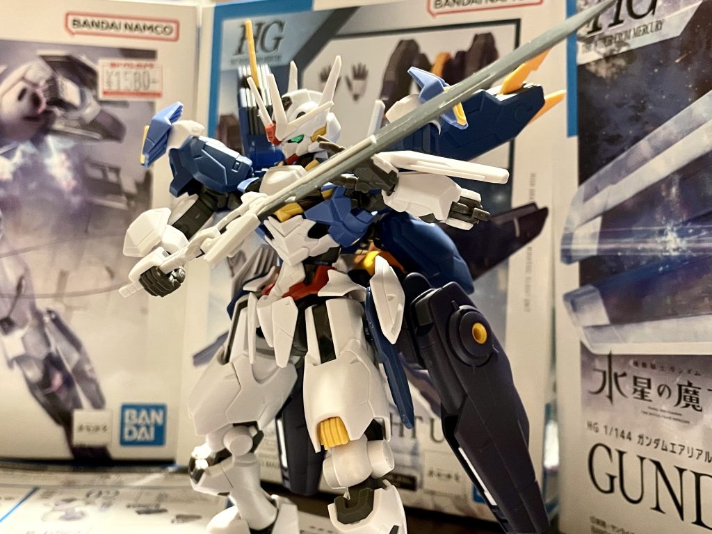 剣を構えてもビシッと決まるのはキットの稼働範囲の賜物。