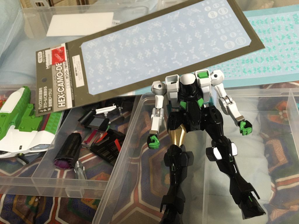 ティックバランの方はレースカーよろしくスポンサー風デカールを多用したので、こちらはミクさんのイメージに合わせてデジタル迷彩系デカールをメインに貼っています。