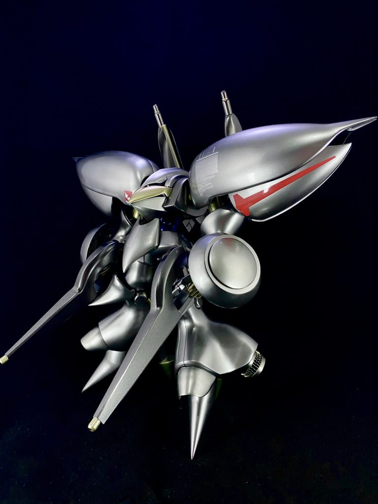 胸部はパテで造形、つま先はプラ板でスクラッチしました。武器はプラ板とパテでスクラッチしています。