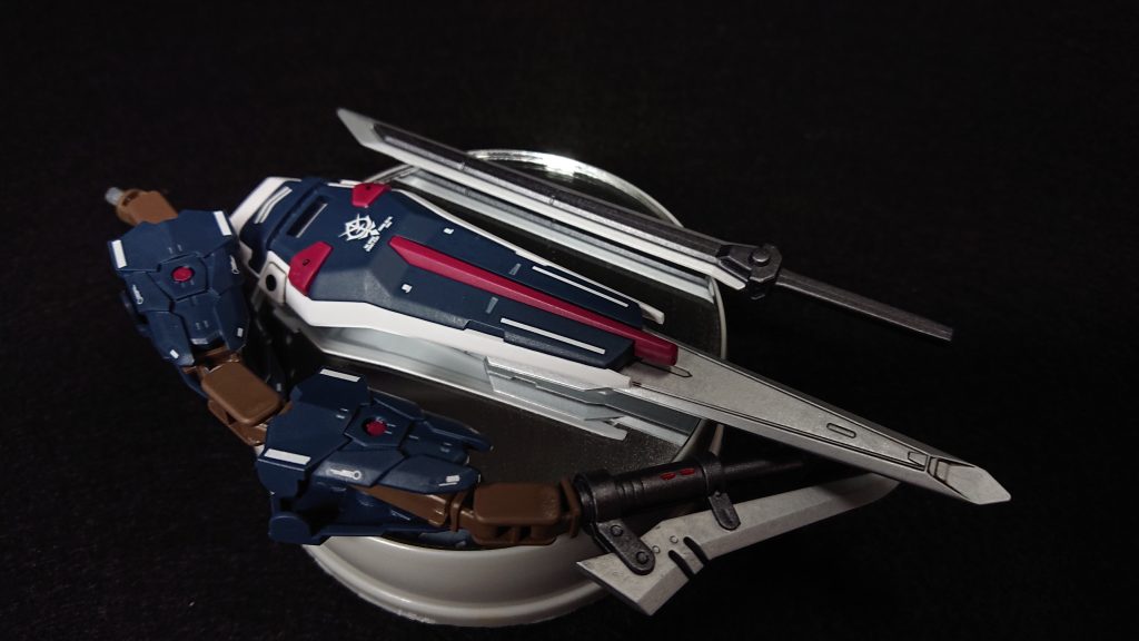 メイン武装はシュバルゼッテのビームブレイドとシールドに追加した実体剣の2本です機動力を活かし正面切って斬り合う、実力者的な戦い方をしてほしいと考えていますオリジナル武装としてテールブレイド兼ライフルの尻尾を作ってみましたパワードアームズパワーダーのアームをベースに30MMやMSGのパーツを使って尻尾らしく見えるようにしています意表を突く攻撃と人型と異なるパーツを付けることで悪役機らしさをプラス出来たらと考えました