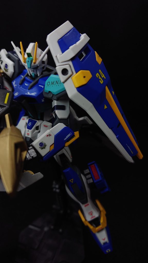 シールドは武装と干渉するようになってしまったので、左肩に移動させることにしました元々のジョイントパーツから接続軸だけを切り離し、肩に開けた2.5㎜の穴に接続していますEGのシールドはボールジョイントなので、HGのシールドより動きがつけやすい気がします