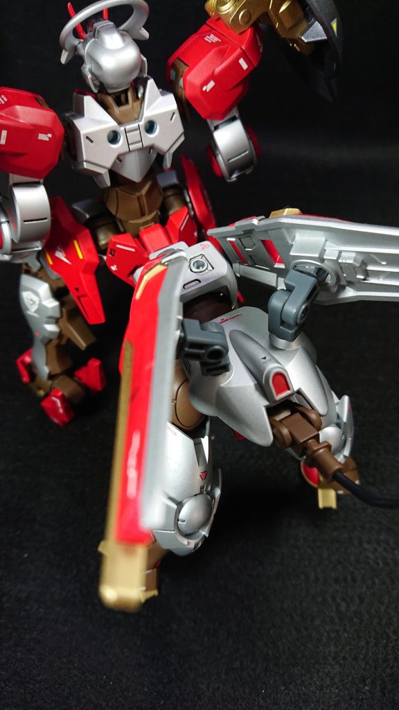 シュバルゼッテの足を作ったときに「なんだか蹄っぽいな」と思ったのがこの機体を作るきっかけでした後ろ足も揃えたかったのですがキットが手に入らなかったため断念、足先にかけて細くなっているハインドリーの足が馬らしく見えるかなと考えました馬体との接続は、HGカスタマイズキャンペーンの接続ジョイントを使用し、リアスカートの3mm穴と胸部パーツの頭部の接続箇所で繋げていますジョイントパーツの都合で、細かなポーズなんかは付けられなくなってしまいました馬体部分が少し寂しい気がしたので、ストライクのシールドを２枚使用し情報量を増やしてみました