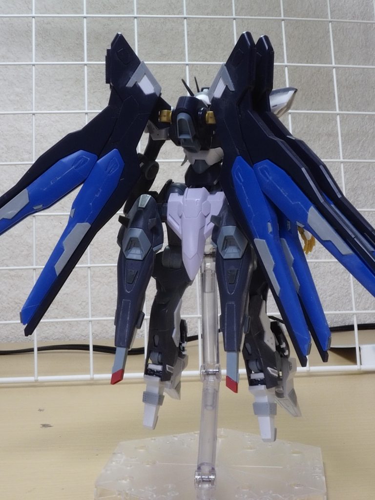 腰アーマーはガンダムマルコシアスの物を使いました。わかりにくいですが後頭部も延長してます。