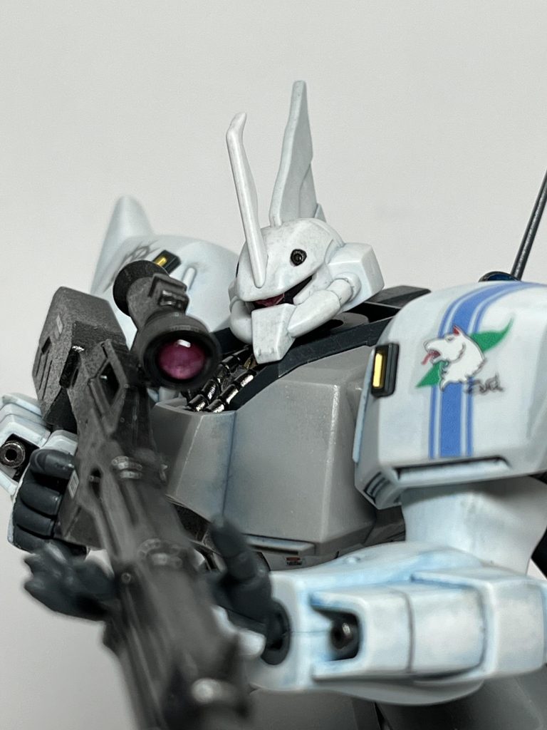 キット付属のモノアイがかなり小さいので、娘のぷっくりシールをこっそり貰い、半月状にカットして貼り付け。額の内側はその分削っています。ぷっくりシールはビームライフルのスコープ用にも拝借。