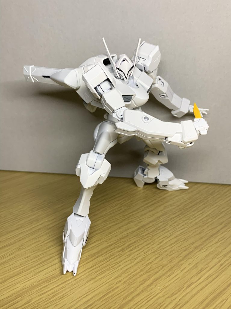 元ネタであるコルレル同様、バルカンなどは無く、武装はナイフ一本。なのですが……