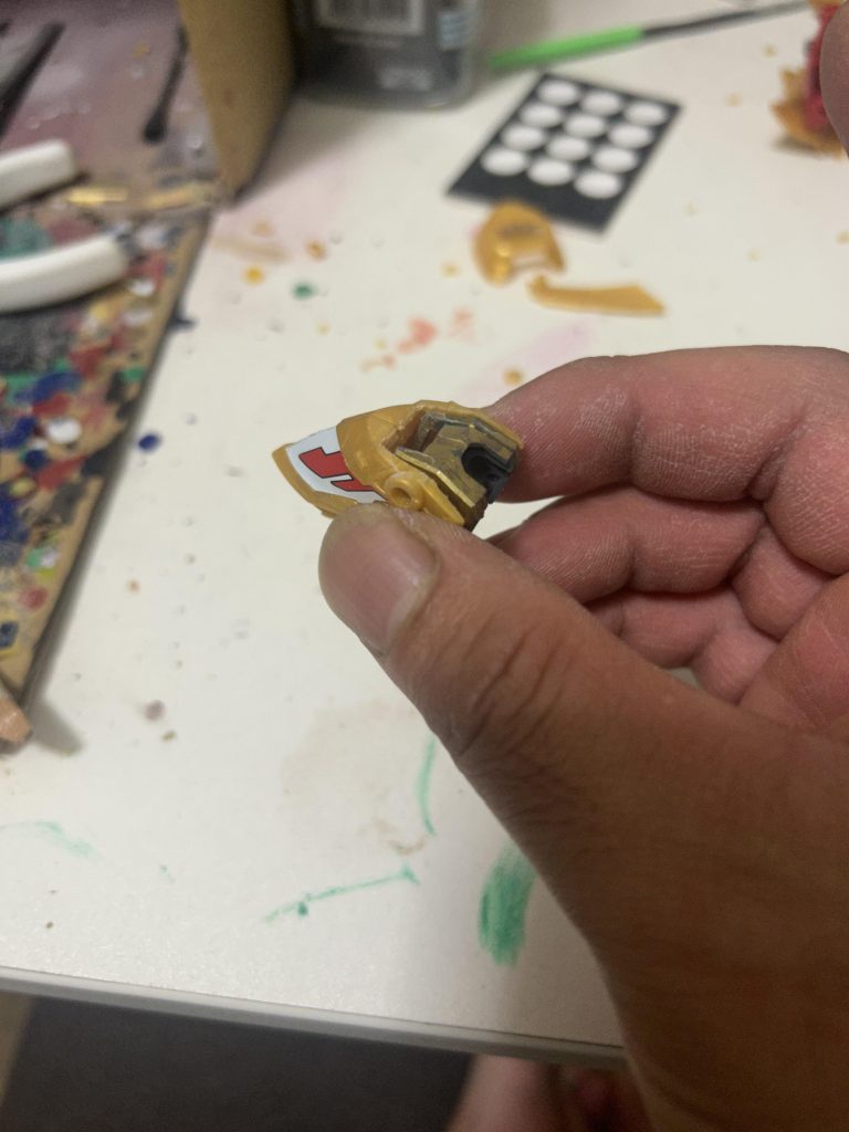 まずは肩のアーマーをストライクに移植しました。アーマーの垂れ幕？の差し込みは、龍脚装のジョイントと型が一緒なので、龍脚装のプラットフォームの場所にします。