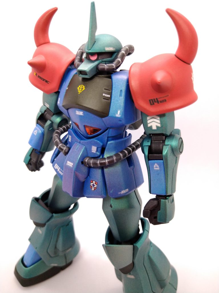 素立ち。肩の色でお分かりかと思いますが、某ジオンの騎士をイメージして塗装してみました。