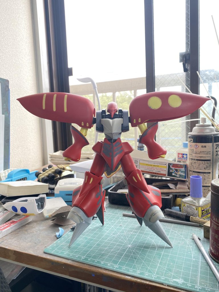 制作初期状態です。爪先と胸部、足の袖をプラ板やパテで整形しました。また、腰部を5mmほど積層で延長しています。
