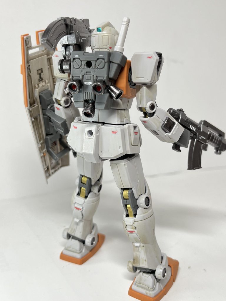 バックショット腕と脚の関節はガンダムマーカー/ゴールドで部分塗装。ゴールドの関節と、ランドセルのバーニアはつや消ししていません。