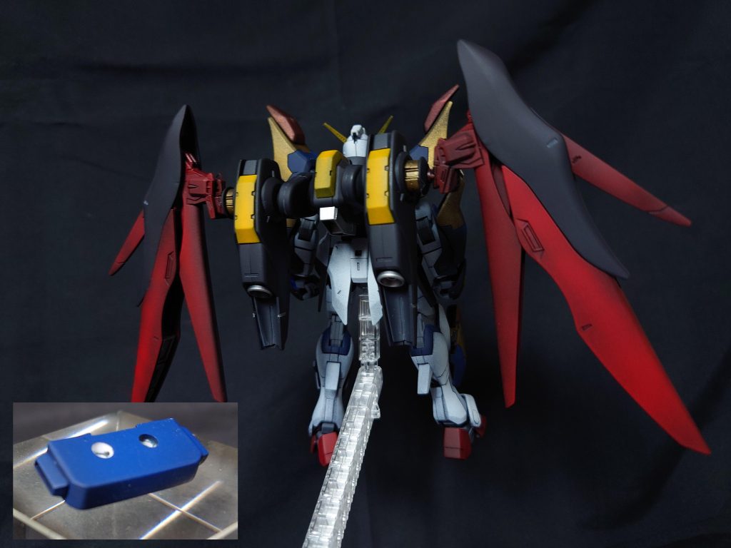 デスティニーガンダム・アサルト　　後デスティニーガンダム元々のバックパックを外し、ミラソウル社製フライトユニットを装備。同じ２穴接続だったから簡単に装備できるかと思ったら、襟の部分が後ろに出っ張っていたため接続パーツを自作。後襟と同ポジにしたところでフライトユニットを接続しました。