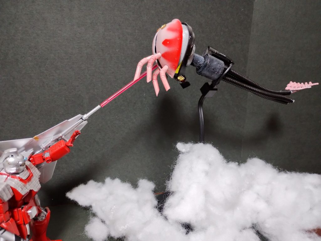 MkⅦの超兵器に全く歯が立たず(歯は無いが)、簡単に撃破されてしまった。こうして外星人の侵略はウルトラジムの活躍によって阻止されたのでした。