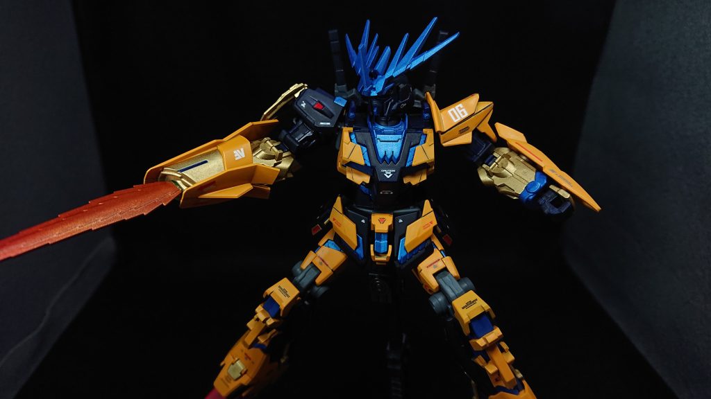 今回のお気に入りポイントは“全体のシルエット”ですバンシィ本体は以前作った“レーヴェストライク”の残りで、なんとか上手い具合に使えないかなと考えていたのですが、たまたま別のミキシングでいじっていたアストレイノーネイムの腕が軸での接続だと気づき試してみたところ悪くないという感じになりました塗装して色を合わせてみるとさらに良くなり、左右で腕のシルエットが異なるのもバンシィらしくて気に入っているポイントですでは、最後までご覧いただきありがとうございました