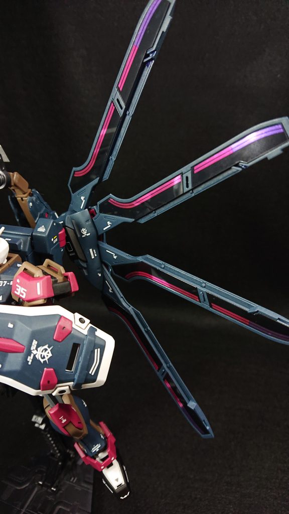 バックパックにはシュバルゼッテのガーディアン・マリオネットを装備していますこの武装を選んだ理由は圧倒的に見た目ですね左右非対称で威圧的、一番悪役っぽく見えるのを選んでみました元々あった2本の接続軸は切り飛ばし、新しく3mmの穴を一つ開けました新しい軸は余ったランナーから適当に切り取って接続しています