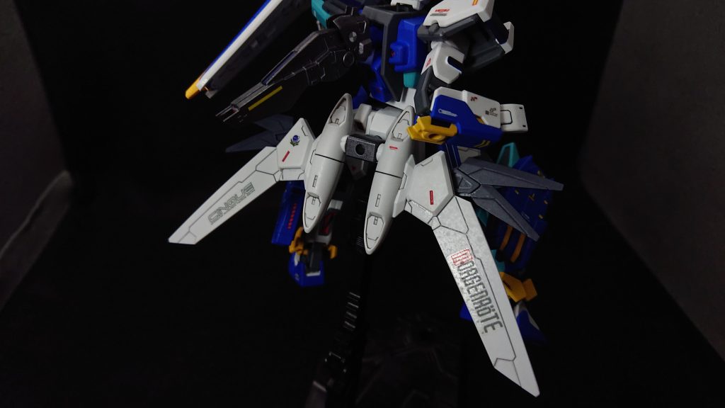 メルクワンウェポンズのブースターはリアスカートに3mmの穴を開けて接続していますバックパックの部分にはビルダーズパーツのスタビライザーを装備脚部が少し物足りなかったので3mmの穴を開けてHWS&SVカスタムウエポンのパーツを接続しています