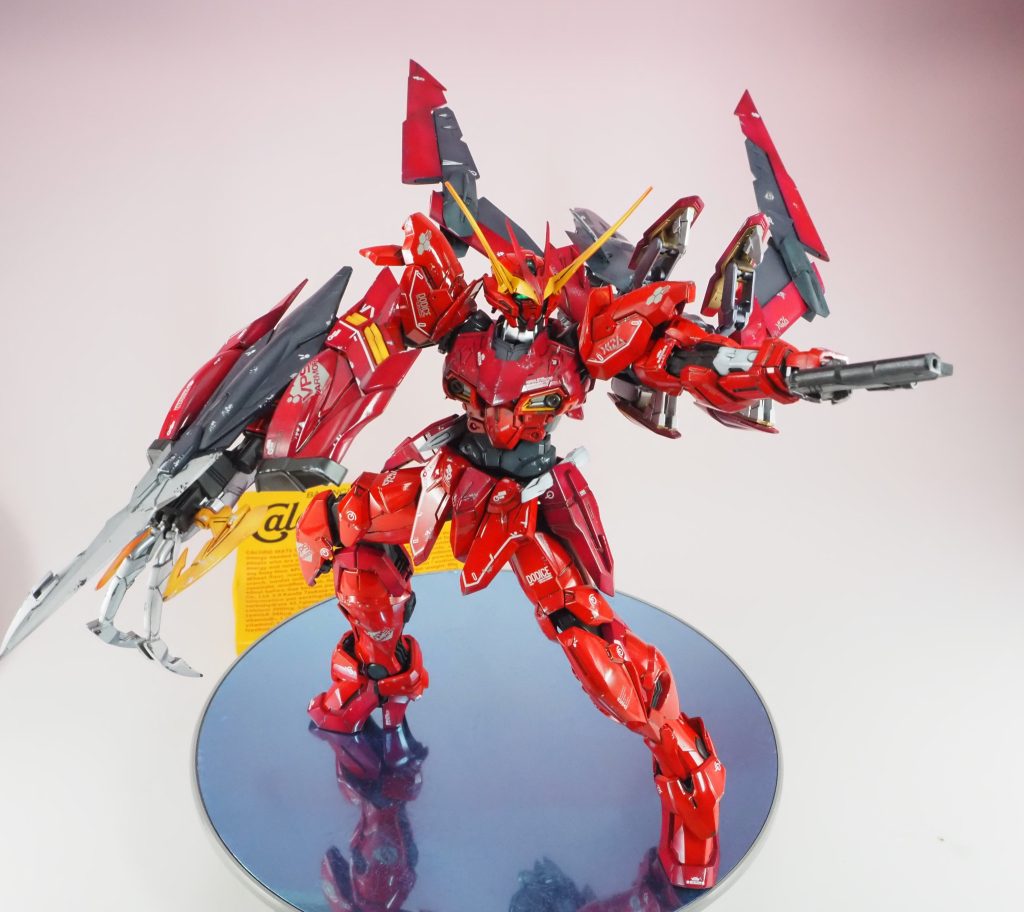 ストライカー接続部分にもスライド可動部分があり、クローアームを展開させた形態に。