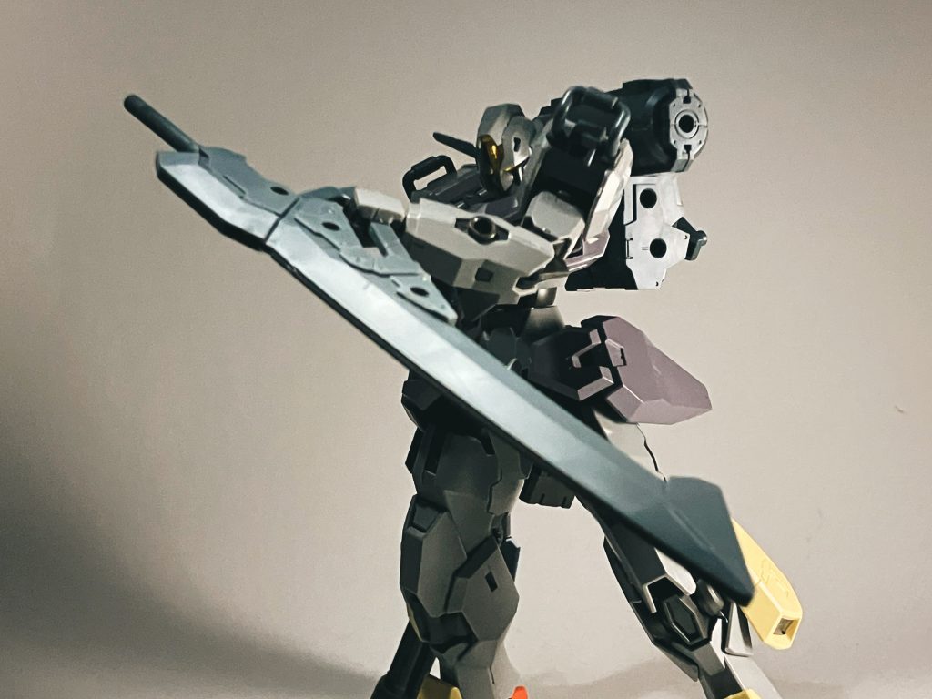 頭部のモチーフはメタル◯アソリッド5のヴェノムスネークです。ただガンダムのアンテナが片方だけ付いてるんじゃなくて、生えてるのを意識しました。この時から左側の穴埋めるか迷いましたが、形を整えて排出口って設定にして残しました。