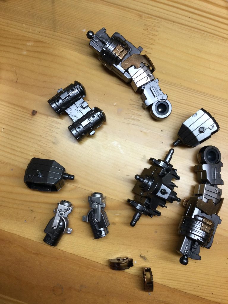 フレームのメイン塗装は、「ガイア フレームメタリック1」「ガイア スターブライトジェラルミン」「ガイア パールカッパー」を使用しました。