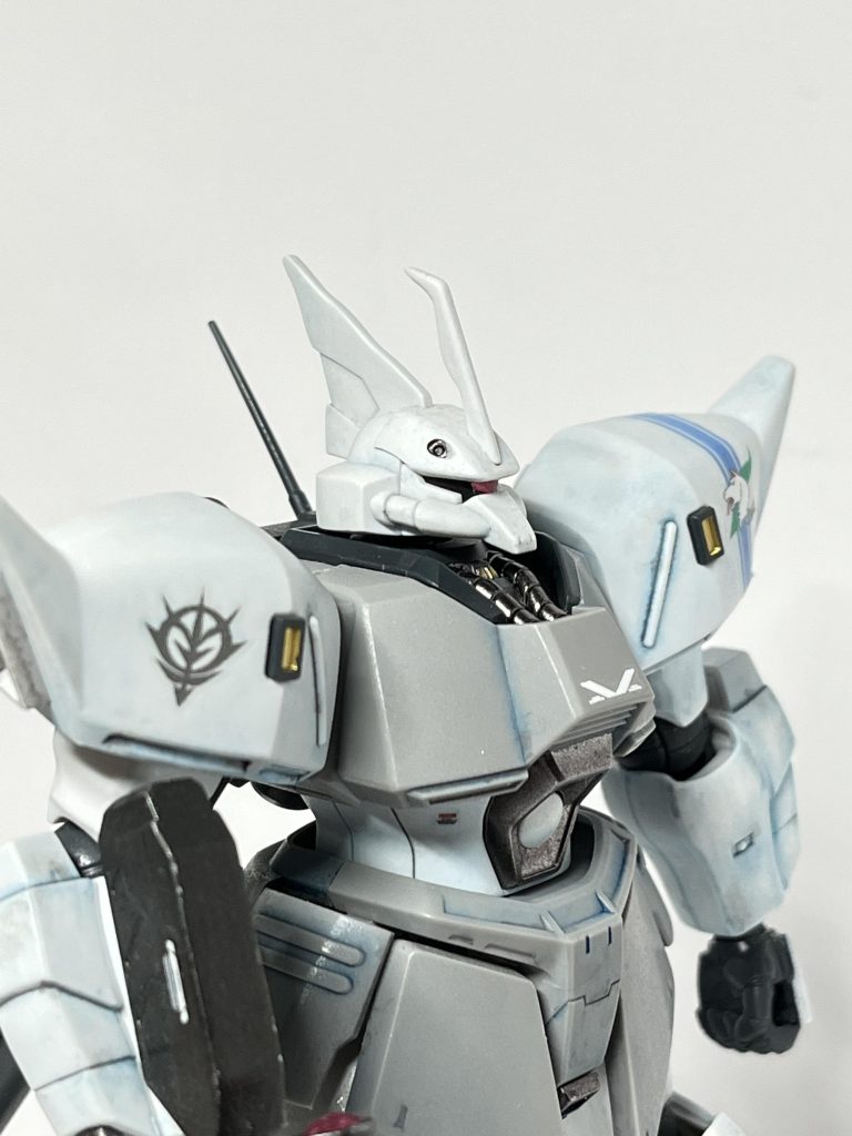 両肩前面のスラスター内部は、思いつきでガンダムマーカーゴールドで塗ってみたところ、引き締まった感じが出たのでお気に入りポイントです。