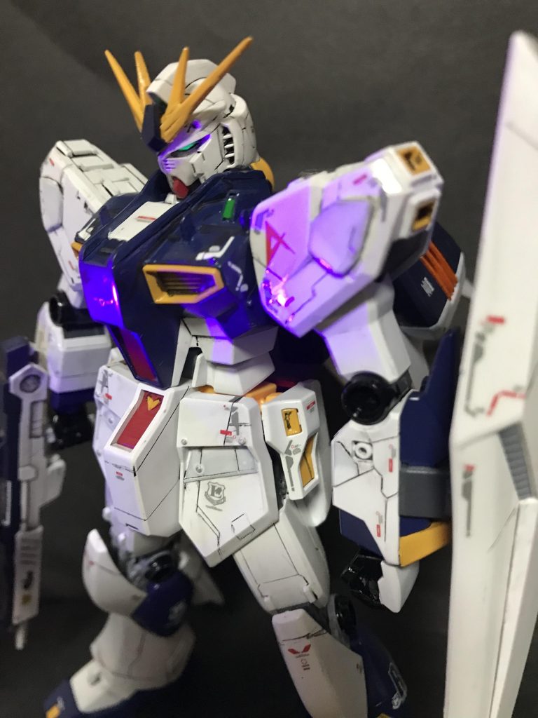 ツインアイはガイアの蛍光塗料RGっぽくしたくてトップコートは光沢にしました 