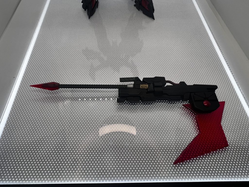 武装は複合武装ベイルサイズ(暫定呼称)刀身のブレードはアクリル板を切り出して削りと研磨を繰り返して作りました。プラ板と違い強度は圧倒的に違うのですが切り出し削り研磨が凄まじく力作業で大変でした…