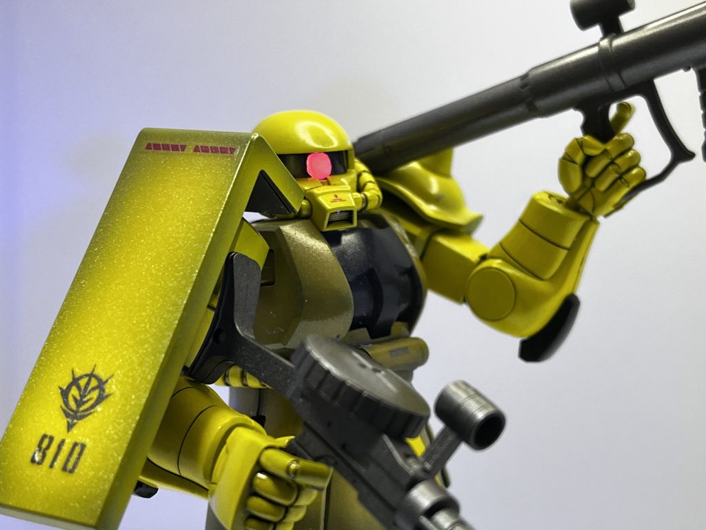 シールドはグラデーションにしたかったようで、シールドの下地とモノアイだけは手伝いました。