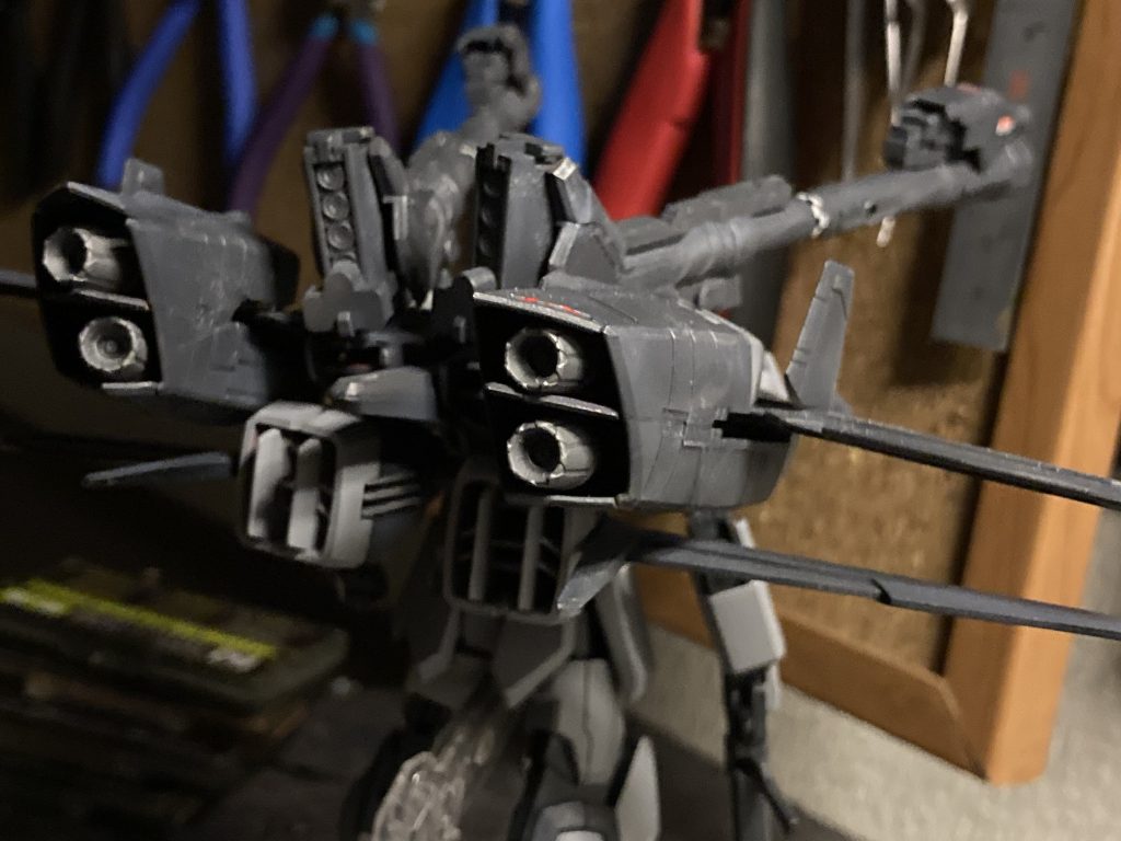 下部のチビ羽の基部にもエールのスラスター残してみたりしました