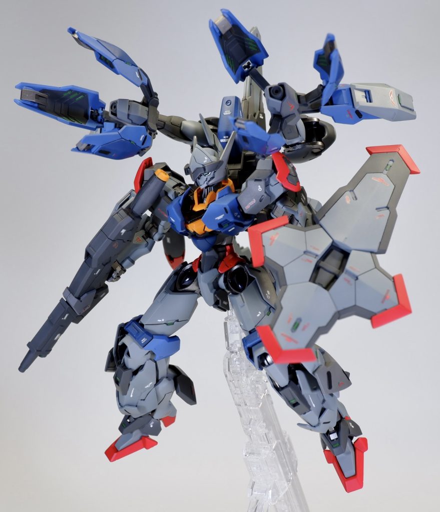 目玉武装のビームブレイザー×2ミカエリスでは片腕を犠牲にしてましたが本機は武装を構えたまま両腕が使用出来るのが強みです!