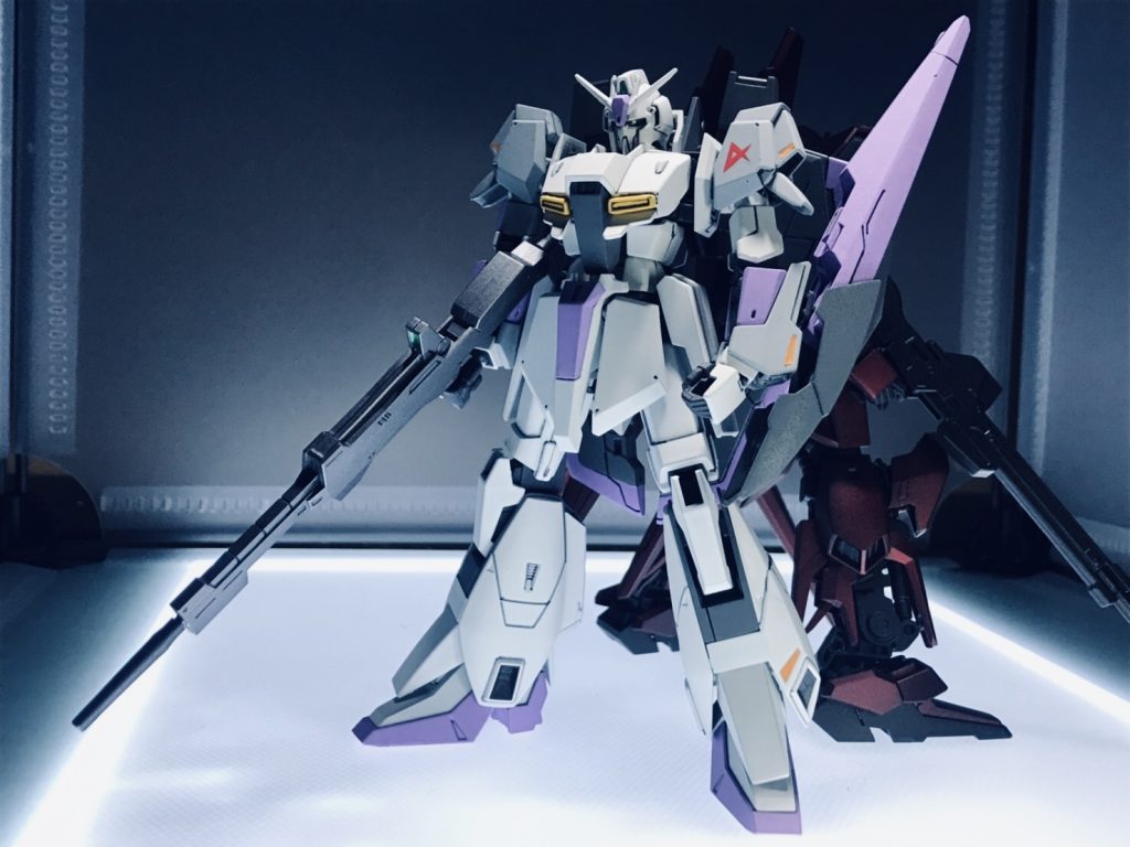 復帰一回目は人生初のゼータガンダムをアップいたします。この間、寝る前に観ていた新訳ゼータガンダムのIのラストのアムロとシャアのやり取りがやはりカッコよくて、これと背後に写っているデルタガンダム（その内アップします。）を揃えたくて製作しました。塗装して普通に製作したのですが大満足です！