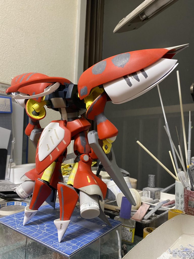 背面は滑らかになるようにプラ板で造形、また腰部にスパインフレーム風のものをプラ板の積層で作りました。頭部は虫のようにHGキュベレイの頭を下部に取り付けています。