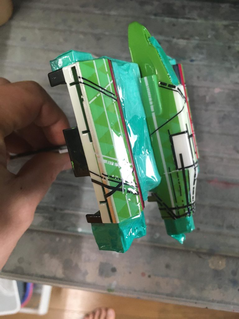 で、折角なので色々な「初めて」をしてみようと100均のネイル用テープを使ってみたんですが…コレが悪さしまして。引っ張りながら貼ると後から千切れてくるわ(しかも剥がれない)、阻止しようと軽くクリアーを吹いたらその溶剤に反応して更にブチブチ千切れるわオマケに反って凸凹になるわな代物で、目も当てられない惨状になったんですね。手間暇だけは掛けた塗り分けをドボンするのも色々と勿体無く、そこで思い付いたのがこれも初めての「クリアー研ぎ出し」。同じリセットするなら、とことんやらかし切ってからでも遅くなかろーの精神。と言う訳で、2週間程掛けて缶スプレー1本ちょいをクリア汁ブシャー。こってりヌルヌルてかてかで何かヱロい(変態か)。この時、三角模様の塗り分け段差が良い感じに目立たなくなってる事に気付けた事で更に勿体無さがアップ、ドボンはやめて結局そのまま続行する事にしました。