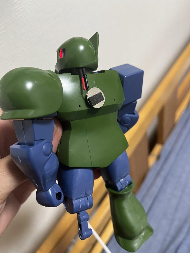 初電飾なので超原始的。スイッチ等は付けられませんでした。ここからランドセルに磁石を仕込んで電池を隠しています。