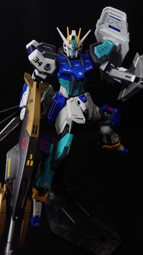 今回のお気に入りポイントは“機体カラー”です水中用ということで最初から青で行くことは決めていましたが、ワンポイントで黄色が入ることによって全体にメリハリが生まれた気がします左肩から右足にかけてのコーラルブルーのラインが特に気に入っていますどうやって“水中用のストライク”を表現しようかとかなり悩みましたが、出来上がってみるとなかなかいい感じの出来になりました肩のシールドのジョイント方法や機体の配色など初めての試みも多々ありましたが、今後のストライクに生かせそうな結果になってよかったですｗでは、最後までご覧いただきありがとうございました