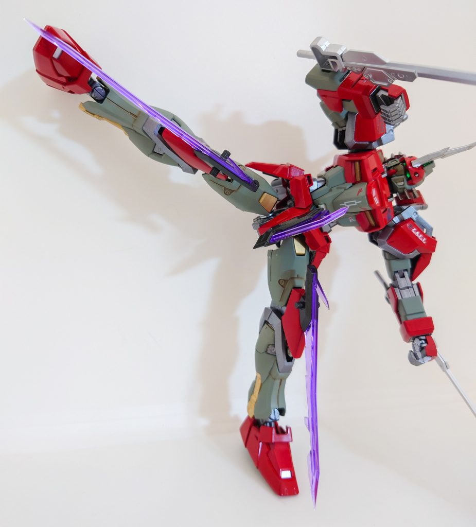 蹴り等の近接戦闘にも対応しています。