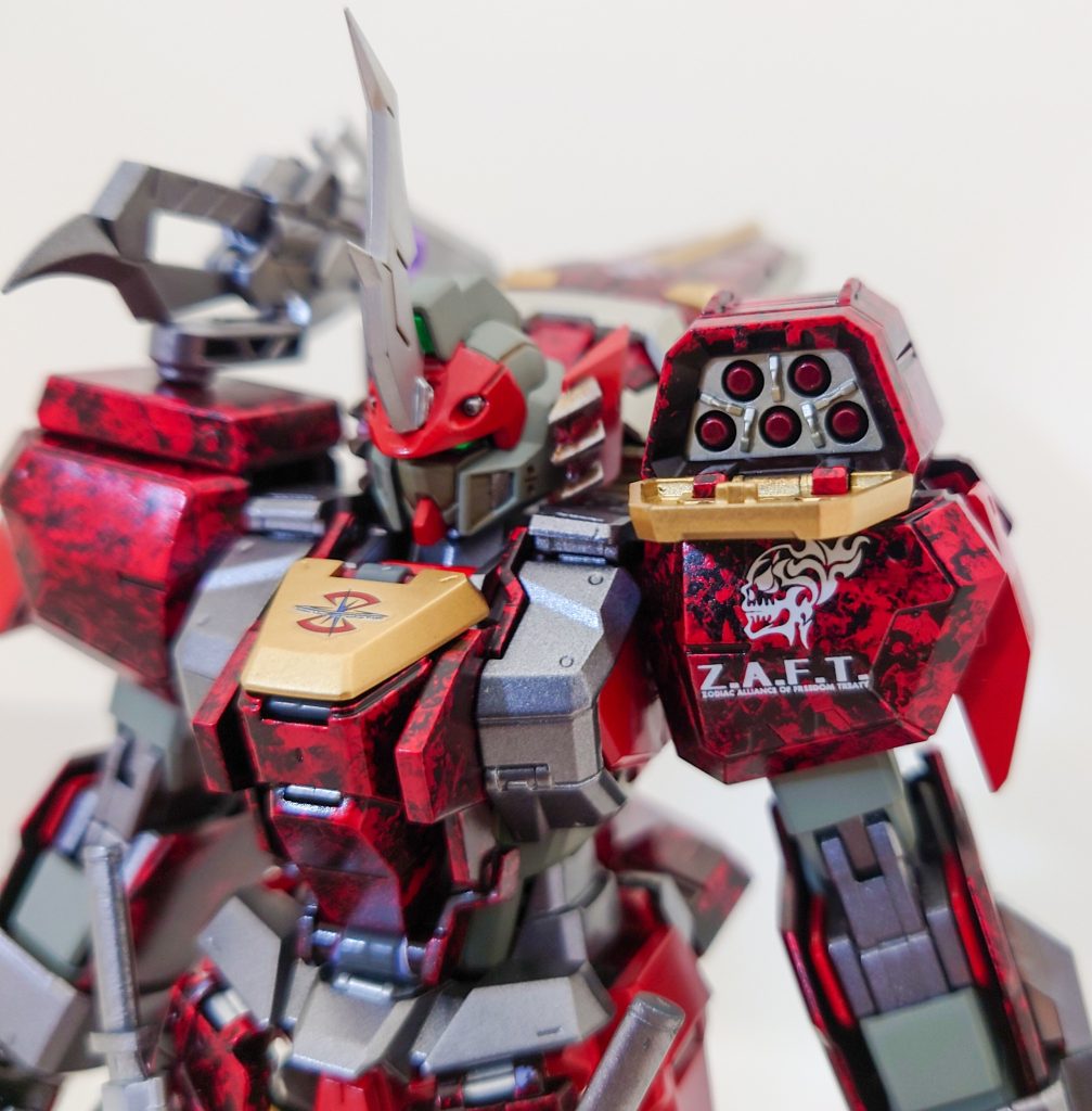 武器その4左肩ミサイルポッド頭部のバルカンを除いたら唯一の銃火器と言っていいミサイルポッドです。