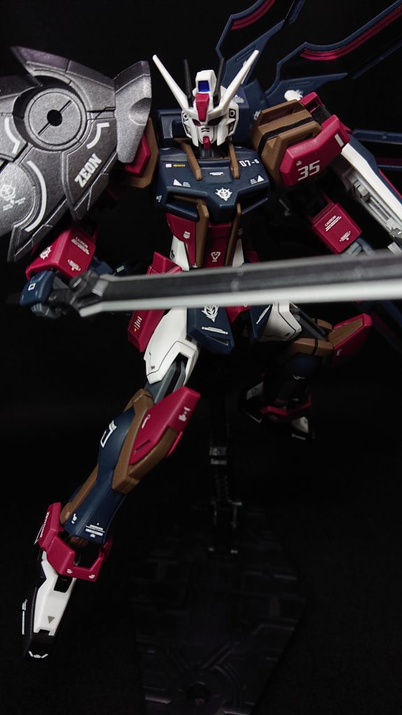 今回のお気に入りポイントは“バックパック”と“尻尾”ですバックパックはホントに見た目だけで選びましたｗいつかストライクに装備させたいと思ってとっておいたのですが、今回のお題企画「悪役機」が始まり、ここが使いどころだと迷わず使いました成型色のまま使うか迷ったのですがネイビーブルーにして正解でしたより悪役って感じになって気に入っています何故尻尾を付けたかと言うと、どこか人から離れた部分が欲しかったのと、ウマ娘の色合いをモチーフにしたことから尻尾にしました尻尾を作るにもなかなか頭を悩ませました装甲を付けたかったし、出来れば攻撃にも転用したかったので作るのに苦労しましたが、それだけ愛着が湧いていますｗでは、最後までご覧いただきありがとうございました