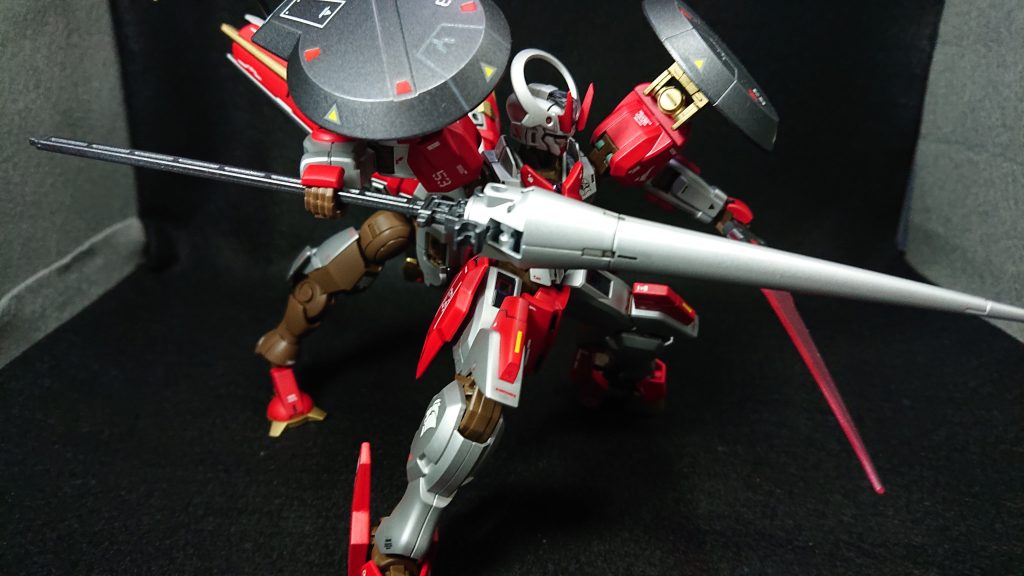 今回のお気に入りポイントは“馬型のシルエット”です馬らしく見えるよう、茶色の馬体に銀と赤の装甲が付いている、そんな感じになるよう意識して塗装してみました初めての馬型でしたが、なかなか様になっているというか、良い感じに出来たと思っています最初はストライクとのミキシングを考えていたのですが、上手くまとめることが出来ず断念してしまいましたが、今回の経験を踏まえていつかは“馬型のストライク”を作ってみたいと考えていますでは、最後までご覧いただきありがとうございました