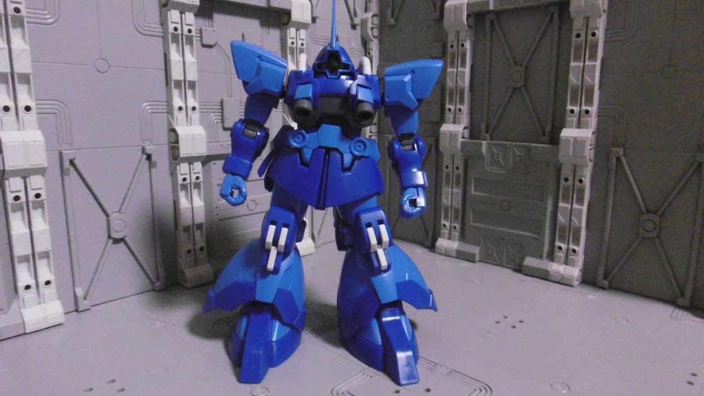元のドムR35(武器なし)約8年前の発売当時に購入し、シール貼らないパチ組みして保管していた物を最近になって取り出しました。傾いているのは経年劣化の影響ですかね、あちこちガタガタ。