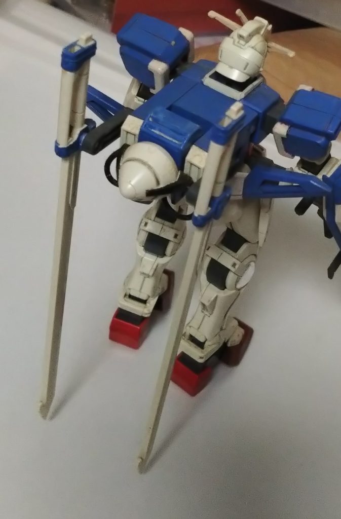 『エクシアインパルスガンダム』型式番号:ZGMF-X56S/GN1インパルスガンダムにエクシアの戦闘データを加えたことで、専用の武装や専用のレッグフライヤー、更には専用のシルエットを装着したミキシングMS。カラーリングもエクシアに似せている。武器はビームライフルが2丁に加え、近接戦闘用武装もエクシアのコード『セブンソード』の通り7つ装備。GNドライヴを搭載したことで機動性はもちろん、パワーや防御も通常のインパルスよりも向上。無論、『トランザムシステム』も使用可能。専用のシルエットを外した際、動力源が通常エンジンに切り替わり、機体の性能も通常のスペックに低下する。