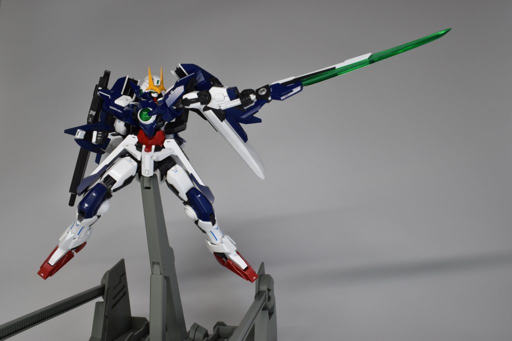 GNブレイド構えとあるポーズをオマージュ突きのポーズをするために、ハンドパーツをエポキシパテで製作しました。