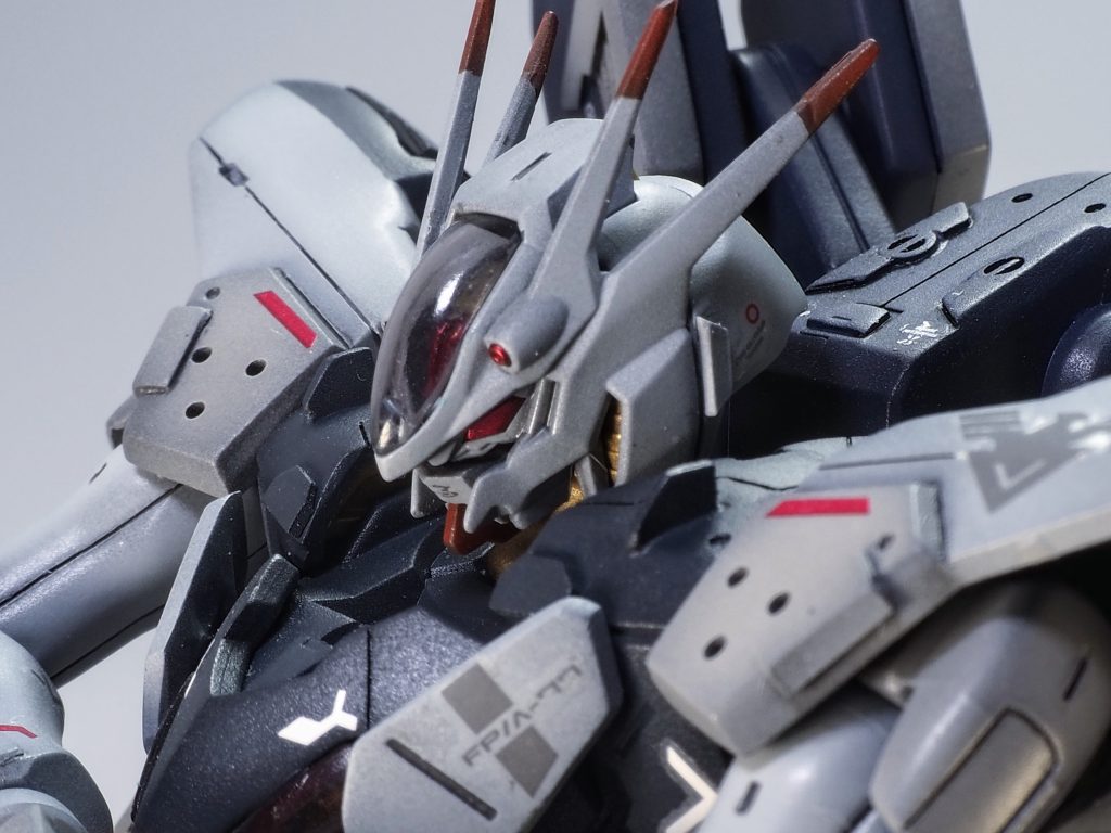 チンガードは取り外しガンダムらしさをアピール、フェイスパーツをなくしたのでストフリの物を取り付けました。