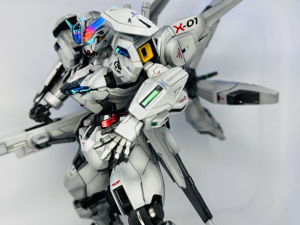 撮影も勉強ですね。なかなか光沢感が伝わらない。肉眼で見ると下地のシルバーも相まって深みのある光沢の白で、満足のいく仕上がりました。