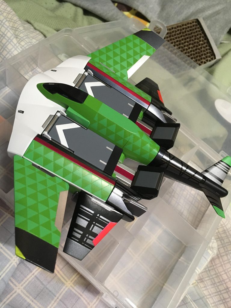 最初はレーシングカーとドライバーの組み合わせまでしか考えてなかったんですが、仮組みザウォートのシルエットが何かミクさんに見えた事からこの方向へ。しかしいざ塗装を始めてみると、面が広過ぎて多少の塗り分けじゃ「のペーっ」感が消えてくれない。元の社用痛車(ゴメンナサイ)に寄せるべく、今回は自分史上最多の塗り分けを行っています。蛍光とは知らずに黄緑枠でエヴァグリーンを使ったのがが良い方向に。お前…蛍光やったんか。ここまでは割と順調だったんですよここまでは…。