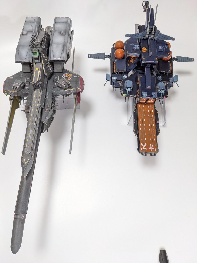 以前に作成した「リーンホースjr」との対比。両方とも1/1200スケール。本来「リーンホースjr」の2/3程度あるはずの「アスワン」ですが「リーンホースjr」が大きすぎた嫌いがありますね・・・。後の「ザンスカール戦争」時、アレキサンドリア級の「ガウンランド」がリガ・ミリティアに使用され大破。一部が「リーンホースjr」に使用されたとされる。恐らく「ガウンランド」の右舷左舷両主砲塔部分が「リーンホースjr」に使用されたのではないかと思われるが実は大きさが全く異なります。「ガウンランド」は作中でミノフスキークラフトを搭載し大気圏内飛行を行っている。このことから実は「アレキサンドリア級」そのものが大気圏内飛行を前提として造られている可能性があり・・・。この事も第2部で述べますね。