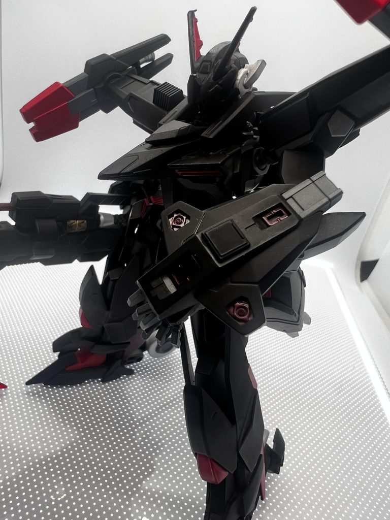 両腕部にはパルステッドガントレット(暫定呼称)最低限の守備性能を持つ盾としてはもちろん拳の上側にある刃に触れた瞬間衝撃波が発生する仕組みで近接戦相手を殴った瞬間に確実に破壊することを目的にしている…という設定を考えながら作りました。