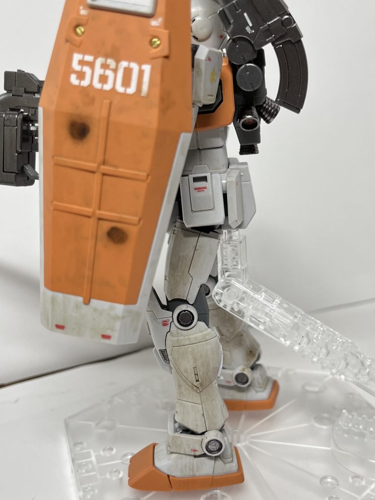 ウェザリングはMr.ウェザリングカラーのグランドブラウンと、同マットアンバーを使用。ボディのスミ入れもグランドブラウンで一気にやっています。シールドは弾痕をイメージしてグランドブラウンを塗ってから擦ってボカしました。