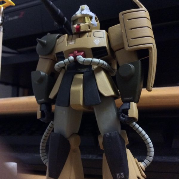 ガンダムと並行して、1/144旧キット ザクキャノンのリメイクにも取り掛かりました。ビッグガンの銃口（？）をRGザクの動力パイプの余剰パーツに置き換える作業は先日終了しました。現在は、頭部のくちばしとサブカメラを中心にリメイク中です。このほか、シールドの貼り合わせ面の段差解消なども予定しています。製作中は、完成を急ぐあまり、妥協したり仕上げが中途半端になったりする部分が出てしまうのですが、最近は、それらの改修がマイブームになりつつあります。（3枚目）