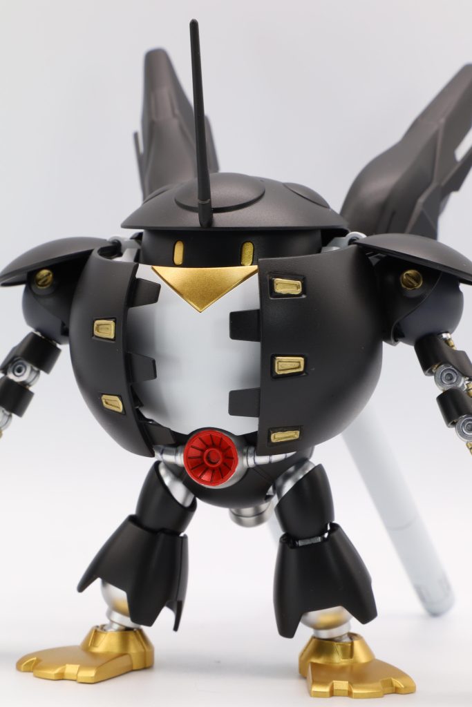 正面アップにて。セミグロスブラック、スターブライトゴールド、スターブライトシルバーを中心に、細かい場所は筆塗です。