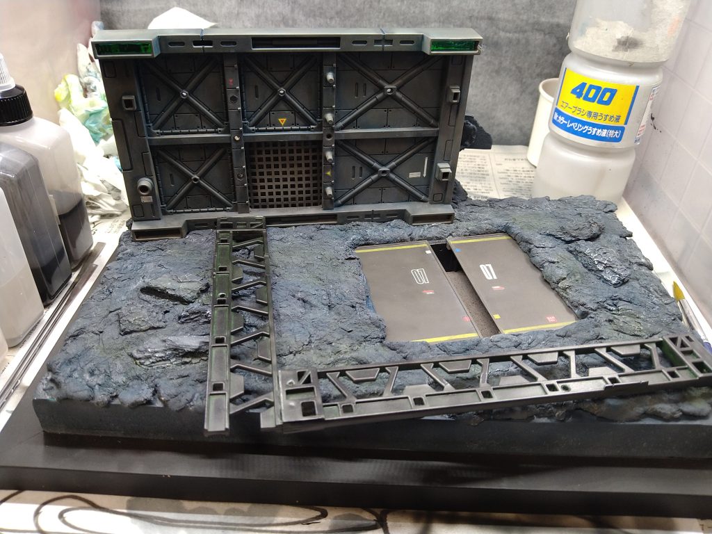 使ったキットはFGシャアザクと旧キット・コアブースターです。やられ役のFGザクは塗装や後ハメ加工練習や部品取りとして使っていたものを利用しました。直撃を受けて腰を折るようなポーズをとるためにノコで真っ二つに切断メガ粒子砲を透明プラ棒を蛍光色で塗装、被弾の火花(?)をレジン、ブースターエフェクトは綿にクリアブルーを着色にて作成しました。コアブースターは翼を薄くし少々形状変更し、プラ棒を加工してメガ粒子砲を取り付け全体をオリジナルカラーで塗った後を軽くフィルタリング処理しました。