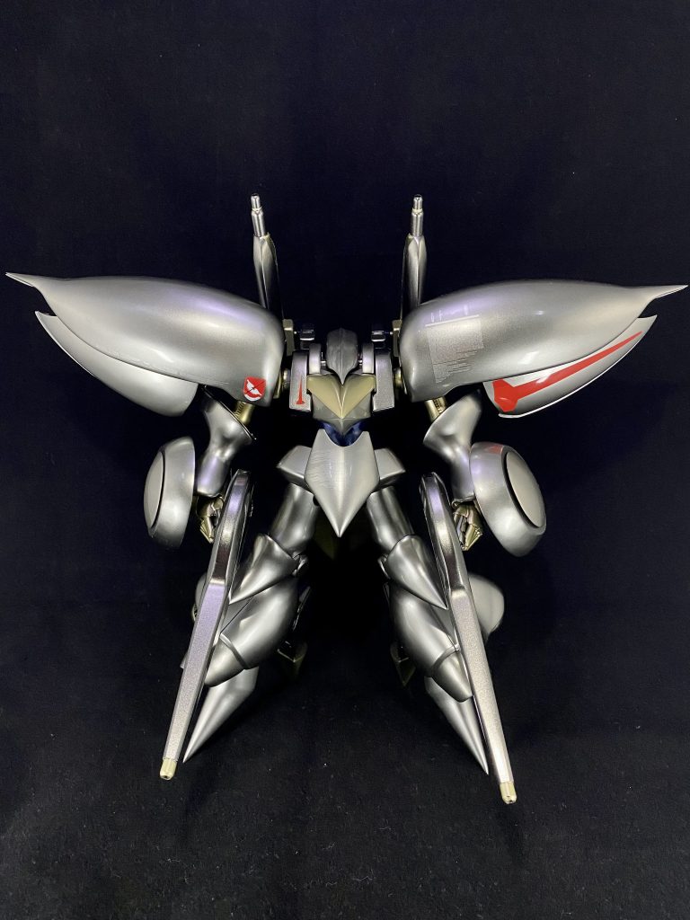正面からです。キュベレイの特有のディティールを全てパテで埋め、シルバーで塗装しました。正面から見て、金属特有の艶めかしさを目指して制作しています。