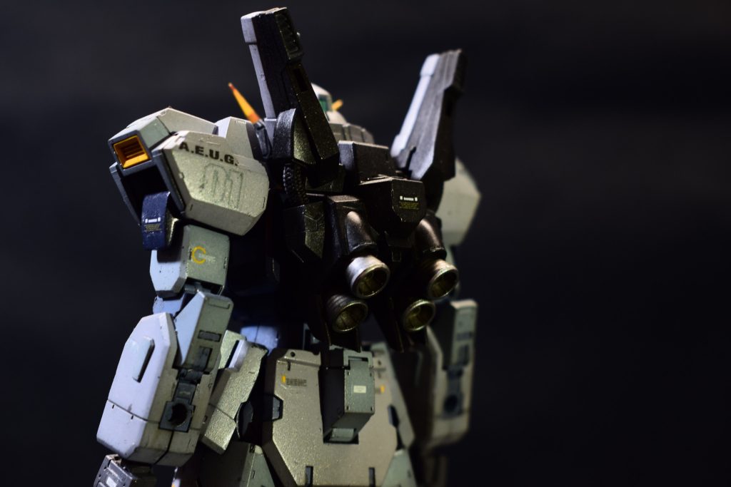 装甲の塗装は黒立ち上げです。水性塗料で塗装してます。普段飛行機でも水性塗料で黒立ち上げをやっていて、パネルラインの残し具合を調整しながら塗装しました。